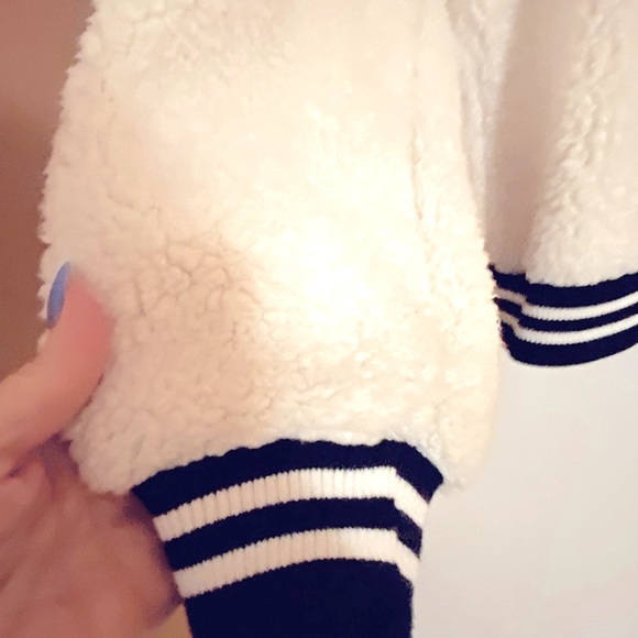 Women’s VENUS fuzzy bomber style jacket. Size medium. - Picture 5 of 5